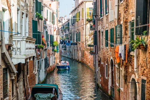 Rua de canal tradicional em Veneza, Itália — Fotografia de Stock