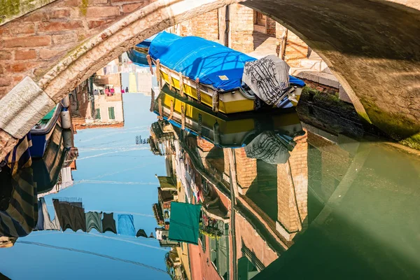 Reflexão no canal de água de Veneza, Itália — Fotografia de Stock