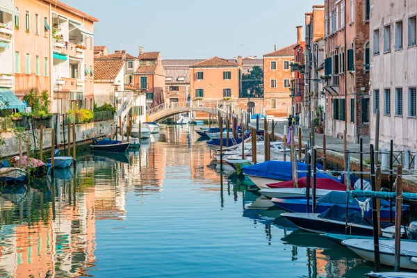 Casas e barcos ao longo de um canal tranquilo em Giudecca, Veneza, Itália — Fotografia de Stock