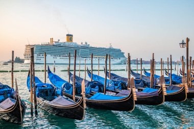 Okyanus gemisi Venedik limanına varıyor.