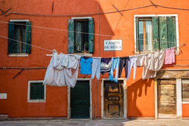 Çamaşırhane tipik bir Venedik cephe asılı. İtalya