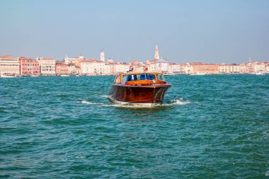 Su taksisi İtalya 'da Venedik lagününden geçiyor..