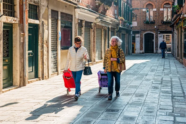 Уличная жизнь Венеции. Две женщины ходят по району Кастелло . — стоковое фото