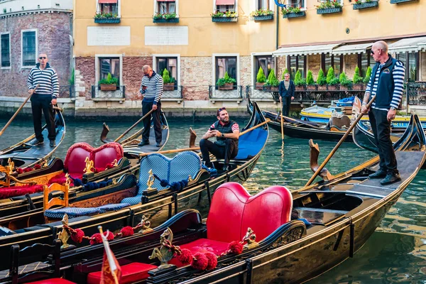 Groep gondels afgemeerd voor het populaire Cavalletto Hotel, Orseolo bekken in het centrum van Venetië. — Stockfoto