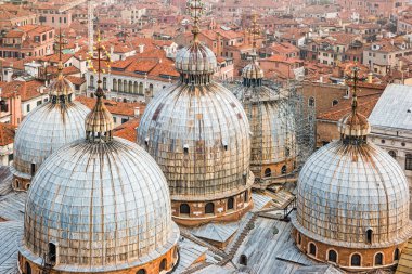 Sabahleyin Campanile di San Marco 'nun tepesinden sisli bir manzara. Venedik, İtalya
