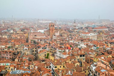 Sabahleyin Campanile di San Marco 'nun tepesinden sisli bir manzara. Venedik, İtalya