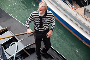 Venedik, İtalya 'da Kanal Caddesi' nde gondolcu.