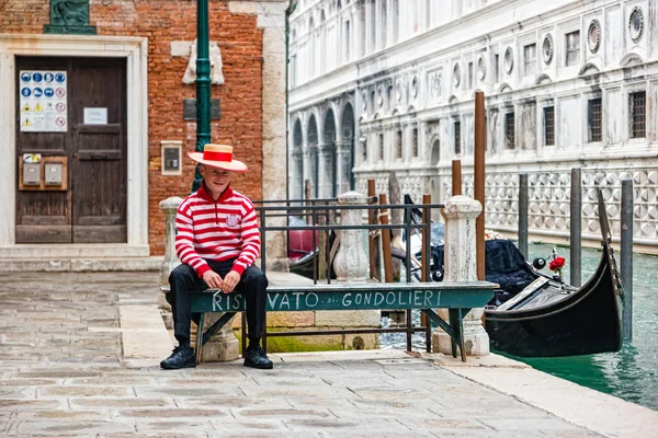 Gondelier aan een gondel op de grachtengordel in Venetië, Italië — Stockfoto