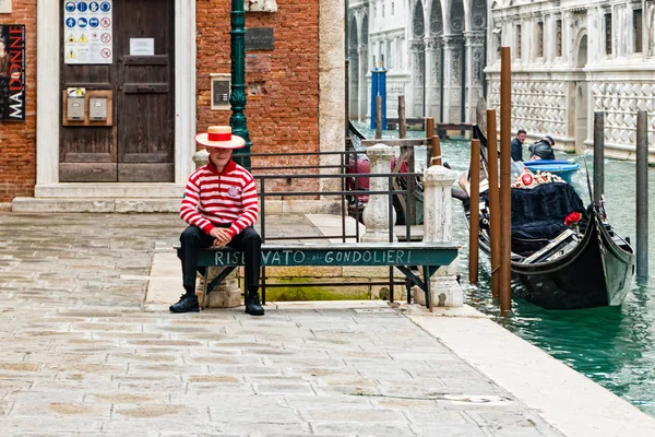 Gondelier aan een gondel op de grachtengordel in Venetië, Italië — Stockfoto