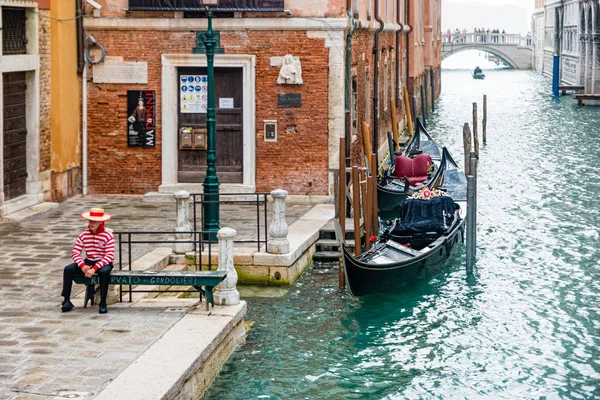 Gondolier em uma gôndola na rua do canal em Veneza, Itália — Fotografia de Stock