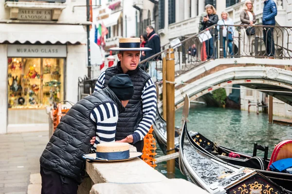 Гондолье на гондоле на улице канала в Венеции, Италия — стоковое фото