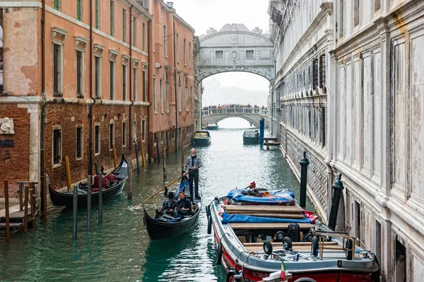 Gondolier a gondola a csatorna utcán Velence, Olaszország — Stock Fotó