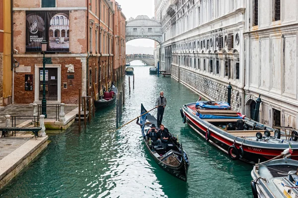 Гондола на вулиці каналу у Венеції (Італія). — стокове фото