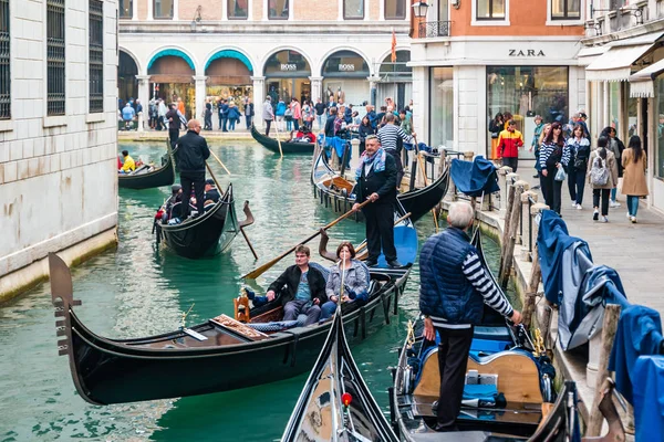 Gondolier on a gondola on canal street in Venice, Italy — Stock Photo, Image