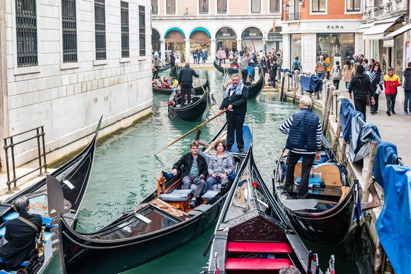 Gondolier em uma gôndola na rua do canal em Veneza, Itália — Fotografia de Stock