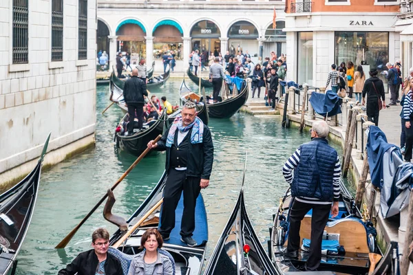 Gondolier a gondola a csatorna utcán Velence, Olaszország — Stock Fotó