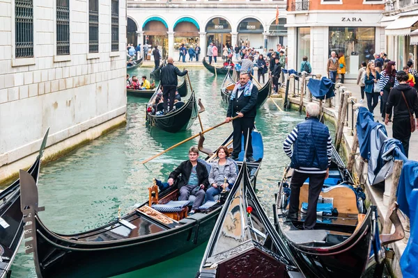 Gondelier aan een gondel op de grachtengordel in Venetië, Italië — Stockfoto