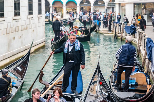 Gondolier em uma gôndola na rua do canal em Veneza, Itália — Fotografia de Stock