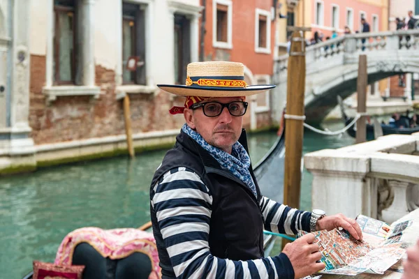 Gondolier em uma gôndola na rua do canal em Veneza, Itália — Fotografia de Stock