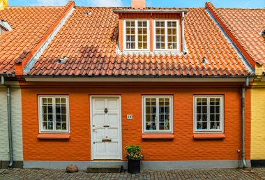 Danimarka 'nın Odense kentindeki renkli geleneksel evler
