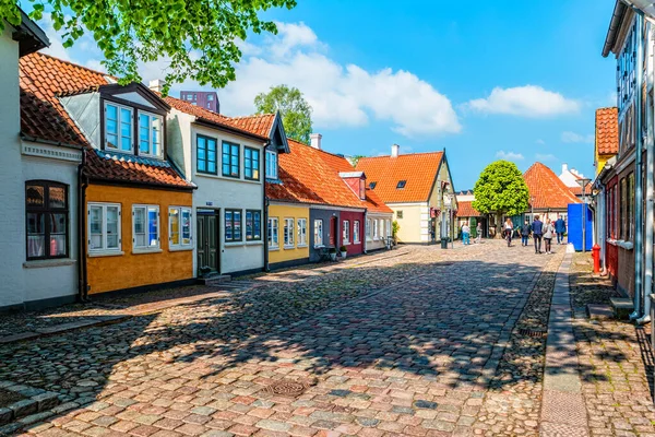 Casas tradicionales de colores en el casco antiguo de Odense, Dinamarca — Foto de Stock