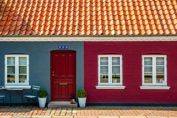 Färgade traditionella hus i gamla stan i Odense, Danmark — Stockfoto