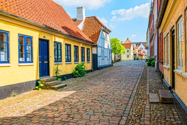 Färgade traditionella hus i gamla stan i Odense, Danmark — Stockfoto