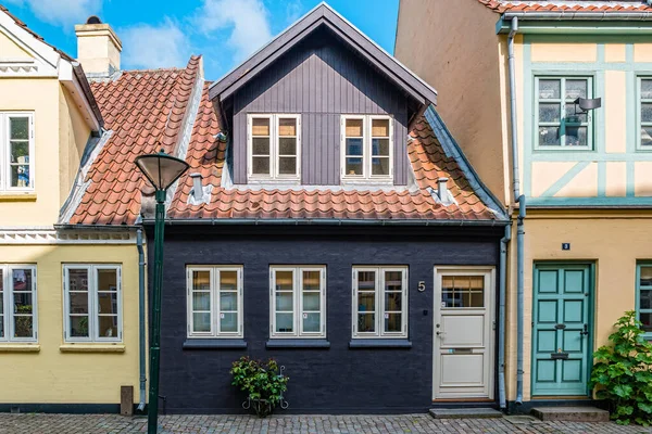 Färgade traditionella hus i gamla stan i Odense, Danmark — Stockfoto