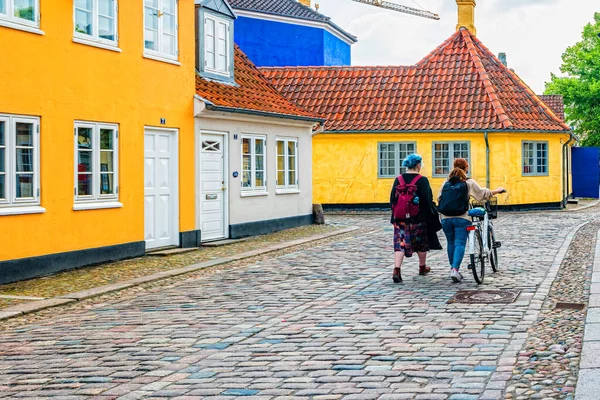 Färgade traditionella hus i gamla stan i Odense, Danmark — Stockfoto