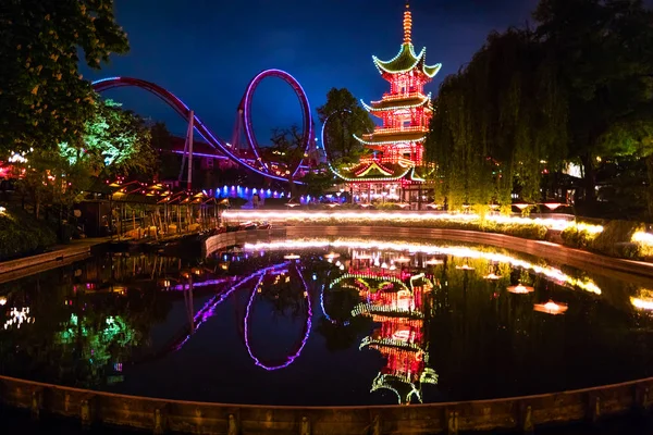 Nachtzicht op het pretpark Tivoli Gardens in Kopenhagen, Denemarken — Stockfoto