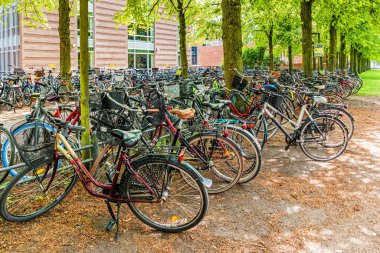 Odense 'deki tren istasyonunun yakınındaki bisiklet parkı