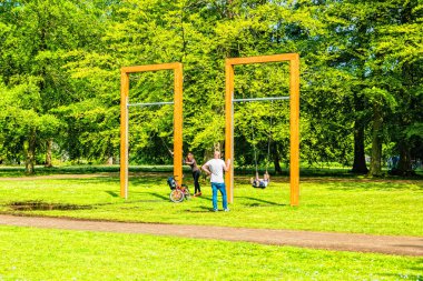 Odense 'de sokak hayatı. İnsanlar parkta dinlenerek zaman geçirir..