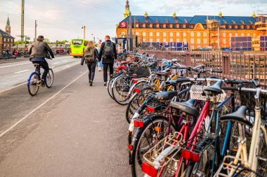 Kopenhag 'daki tren istasyonunun yakınındaki bisiklet parkı