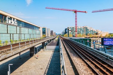 Metro tünelinde metro rayları var. Kopenhag metrosu