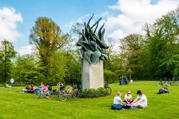 La vida callejera en Odense. La gente pasa tiempo relajándose en el parque . —  Fotos de Stock