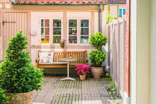 Färgade traditionella hus i gamla stan i Odense, Danmark — Stockfoto