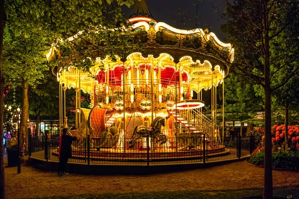 Vintage karusell i Tivoli Gardens, nöjespark i Köpenhamn — Stockfoto