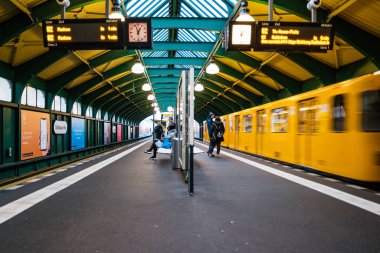 Berlin, Almanya - Aralık 2019: Almanya 'daki U-Bahn Berlin metro istasyonunda insanlar.