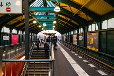 Berlin, Almanya - Aralık 2019: Almanya 'daki U-Bahn Berlin metro istasyonunda insanlar.