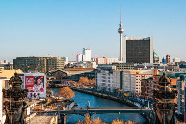 Berlin, Almanya - Aralık 2019: Berlin 'in üst manzarası Reichstag' ın çatısından.