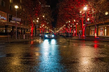 Berlin, Almanya - Aralık 2019: Berlin, Almanya 'da Noel süslemeli cadde.