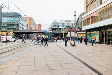 Berlin, Almanya - Aralık 2019: Berlin 'deki Alexanderplatz Meydanı' nda sokak yaşamı.
