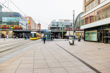 Berlin, Almanya - Aralık 2019: Berlin 'deki Alexanderplatz Meydanı' nda sokak yaşamı.