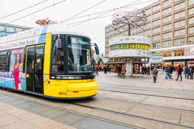 Berlin, Almanya - Aralık 2019: Berlin 'deki Alexanderplatz Meydanı' nda sokak yaşamı.