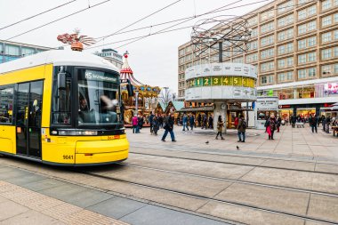 Berlin, Almanya - Aralık 2019: Berlin 'deki Alexanderplatz Meydanı' nda sokak yaşamı.
