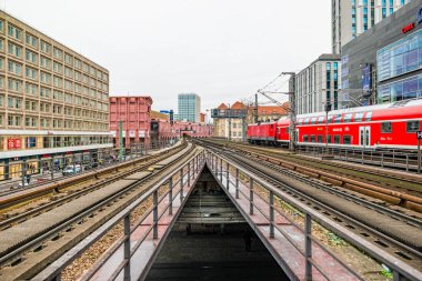 Berlin, Almanya - Aralık 2019: Berlin 'deki Alexanderplatz yakınlarında elektrik tren altyapısı.