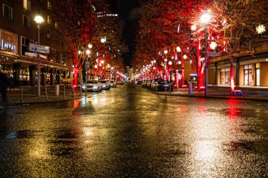 Berlin, Almanya - Aralık 2019: Berlin, Almanya 'da Noel süslemeli cadde.