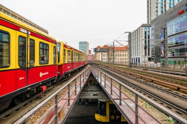 Berlin, Almanya - Aralık 2019: Berlin 'deki Alexanderplatz yakınlarında elektrik tren altyapısı.