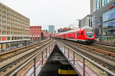 Berlin, Almanya - Aralık 2019: Berlin 'deki Alexanderplatz yakınlarında elektrik tren altyapısı.