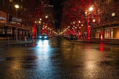 Berlin, Almanya - Aralık 2019: Berlin, Almanya 'da Noel süslemeli cadde.